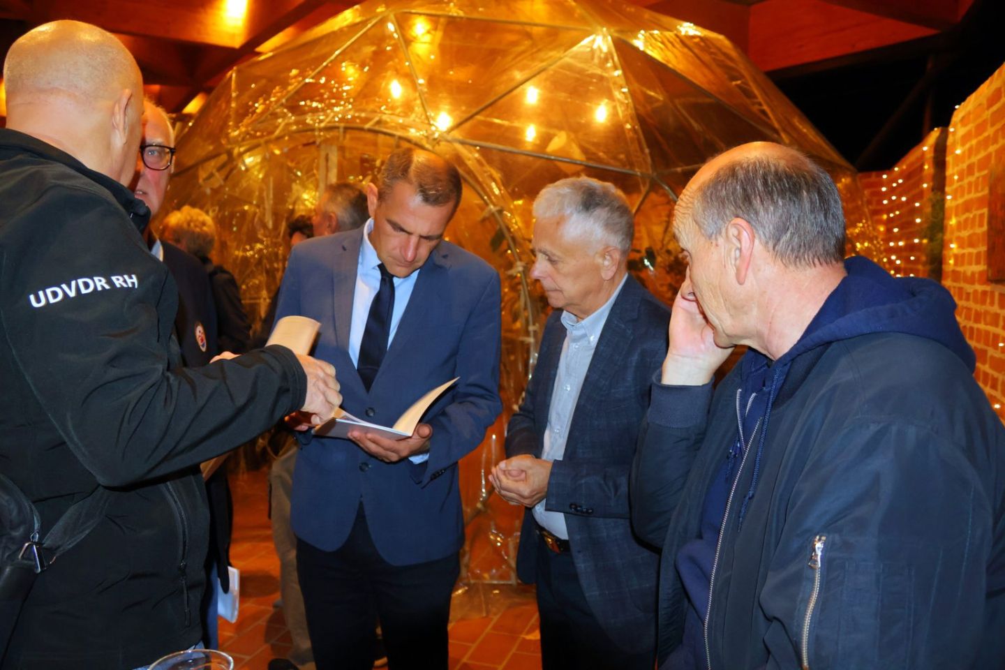 UMJETNOST I DOBROTA U Starom gradu otvorena izložba humanitarnog karaktera (12) UMJETNOST I DOBROTA U Starom gradu otvorena izložba humanitarnog karaktera (12)