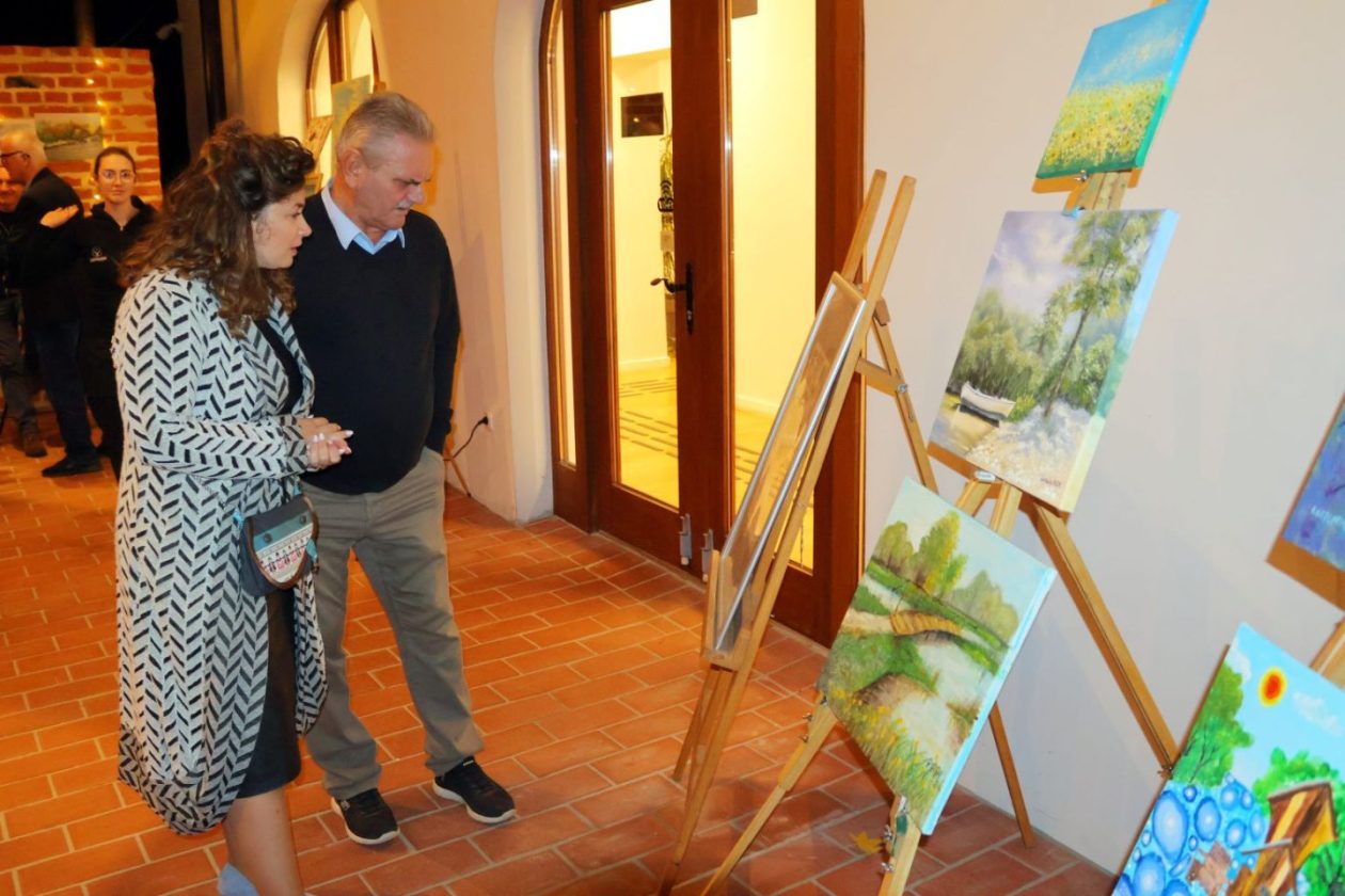 UMJETNOST I DOBROTA U Starom gradu otvorena izložba humanitarnog karaktera (15) UMJETNOST I DOBROTA U Starom gradu otvorena izložba humanitarnog karaktera (15)