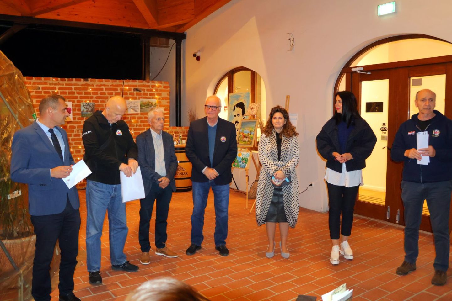 UMJETNOST I DOBROTA U Starom gradu otvorena izložba humanitarnog karaktera (17) UMJETNOST I DOBROTA U Starom gradu otvorena izložba humanitarnog karaktera (17)