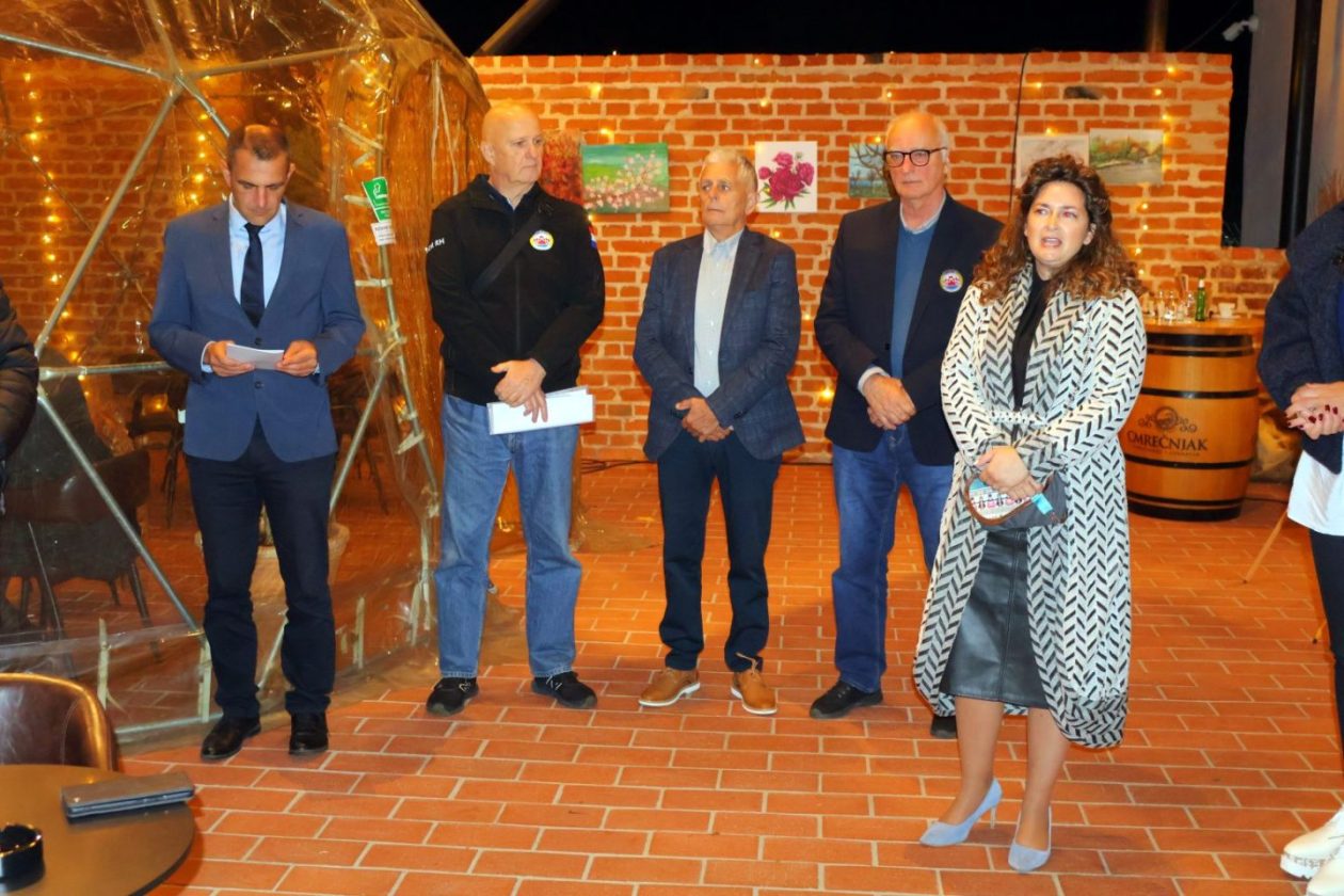 UMJETNOST I DOBROTA U Starom gradu otvorena izložba humanitarnog karaktera (18) UMJETNOST I DOBROTA U Starom gradu otvorena izložba humanitarnog karaktera (18)