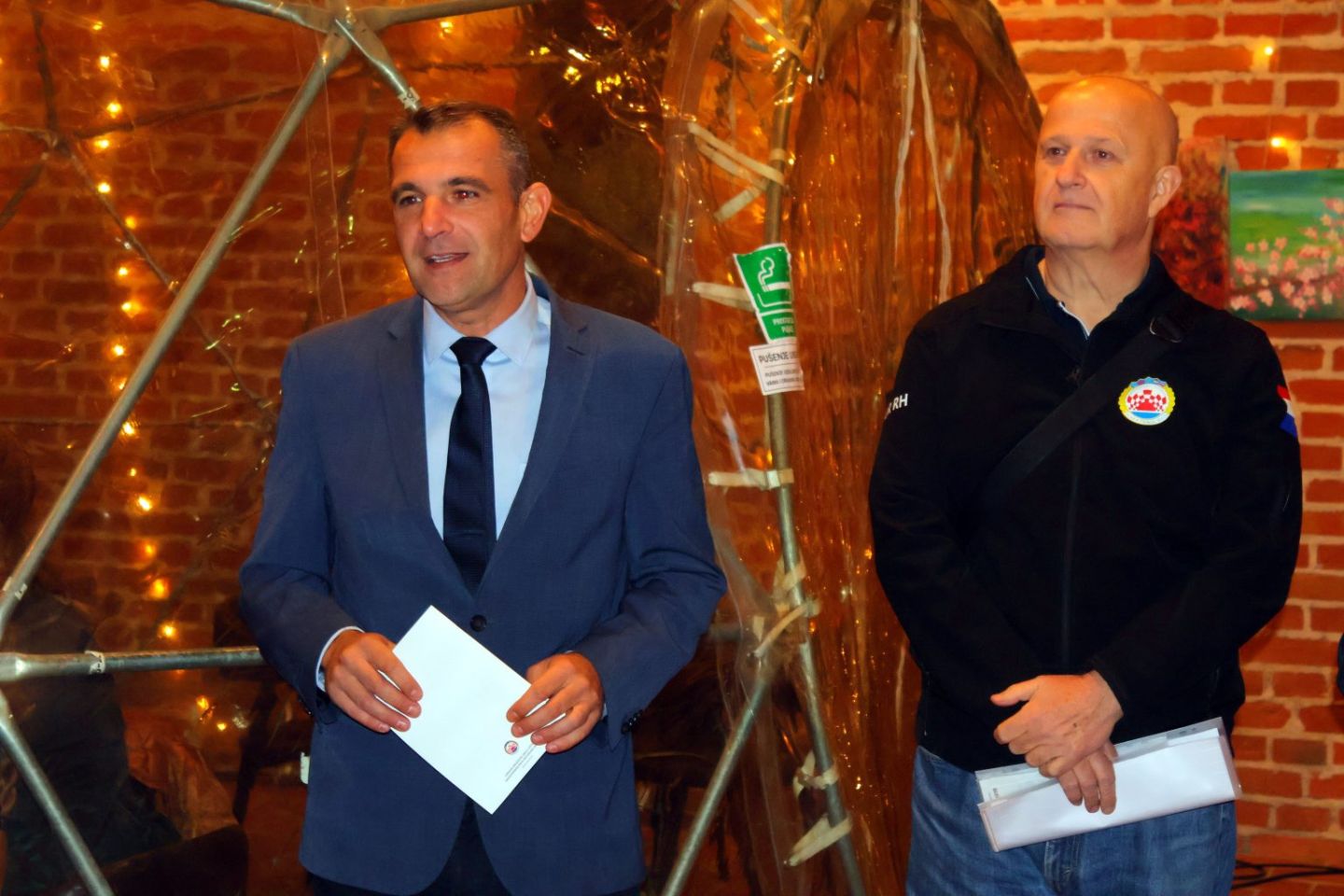 UMJETNOST I DOBROTA U Starom gradu otvorena izložba humanitarnog karaktera (21) UMJETNOST I DOBROTA U Starom gradu otvorena izložba humanitarnog karaktera (21)