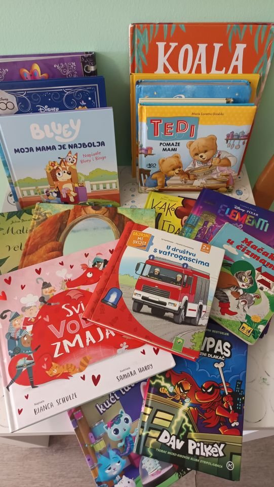 UZ KNJIGE I DEKICE Mravići obilježili Čarobni dan čitanja (1) UZ KNJIGE I DEKICE Mravići obilježili Čarobni dan čitanja (1)