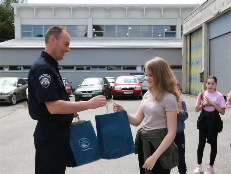 Učenici OŠ Mala Subotica posjetili PU međimursku (8) Učenici OŠ Mala Subotica posjetili PU međimursku (8)