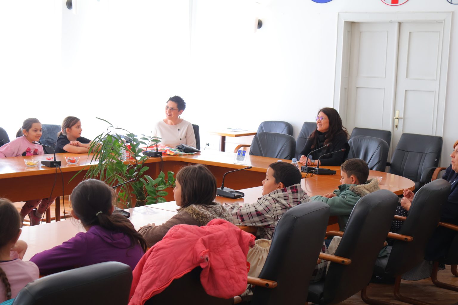 Učenici iz Pribislavca u posjetu gradonačelnici Cividini (2) Učenici iz Pribislavca u posjetu gradonačelnici Cividini (2)