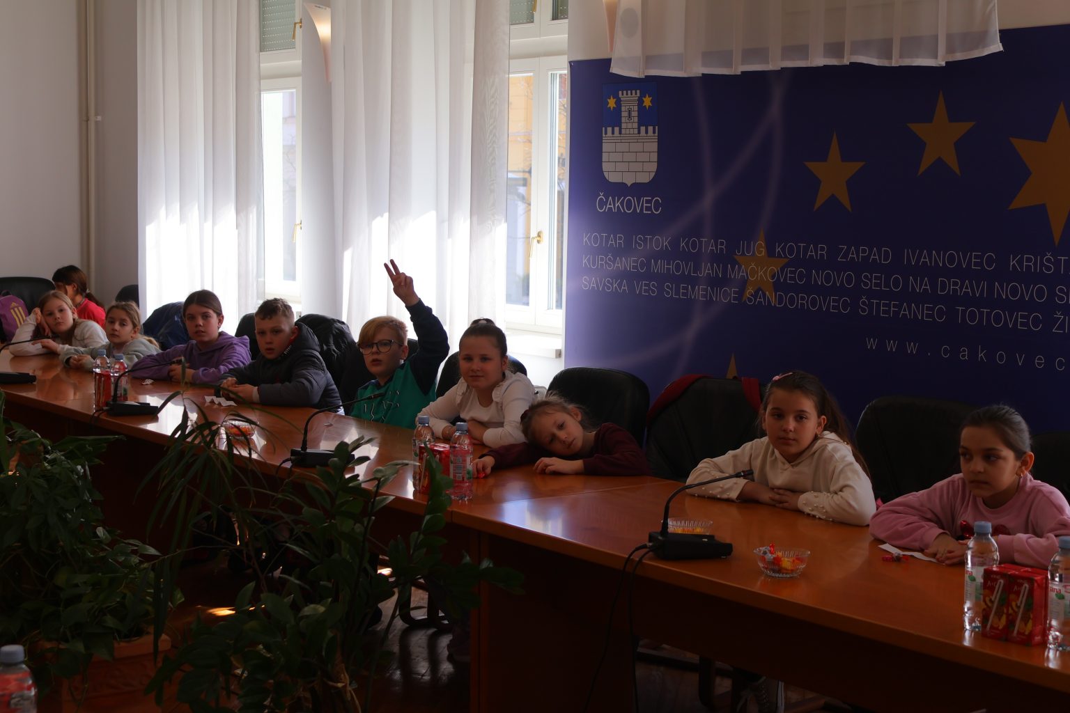 Učenici iz Pribislavca u posjetu gradonačelnici Cividini (8) Učenici iz Pribislavca u posjetu gradonačelnici Cividini (8)