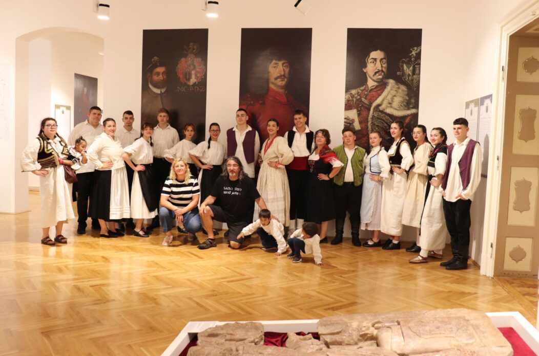 Udruga Hrvati iz Mađarske u posjetu Čakovcu i Starom gradu (9) Udruga Hrvati iz Mađarske u posjetu Čakovcu i Starom gradu (9)