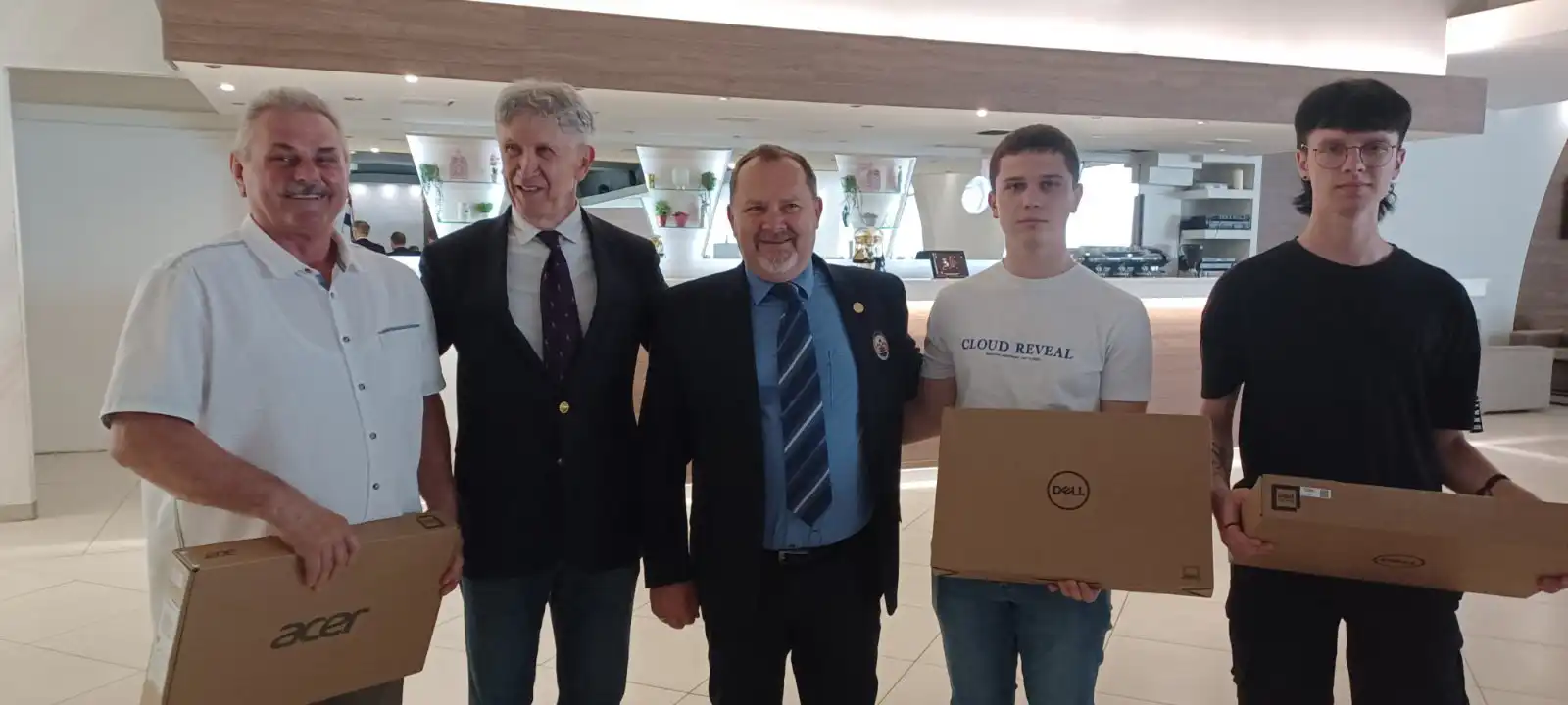 Udruga dragovoljaca i veterana MŽ – djeca primila laptope (1) Udruga dragovoljaca i veterana MŽ – djeca primila laptope (1)