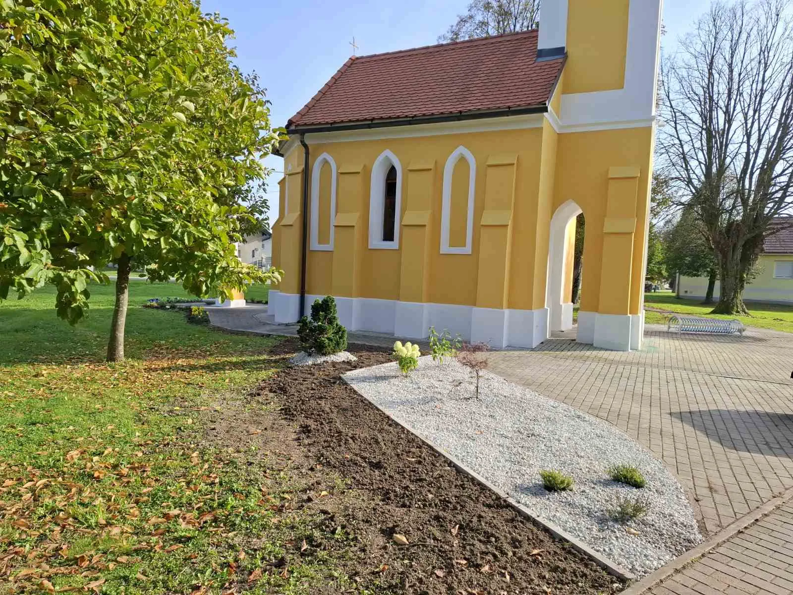 Udruga žena Črečan uspješno uredila okoliš oko kapelice u sklopu projekta ‘Zelena agenda’ (1) Udruga žena Črečan uspješno uredila okoliš oko kapelice u sklopu projekta ‘Zelena agenda’ (1)