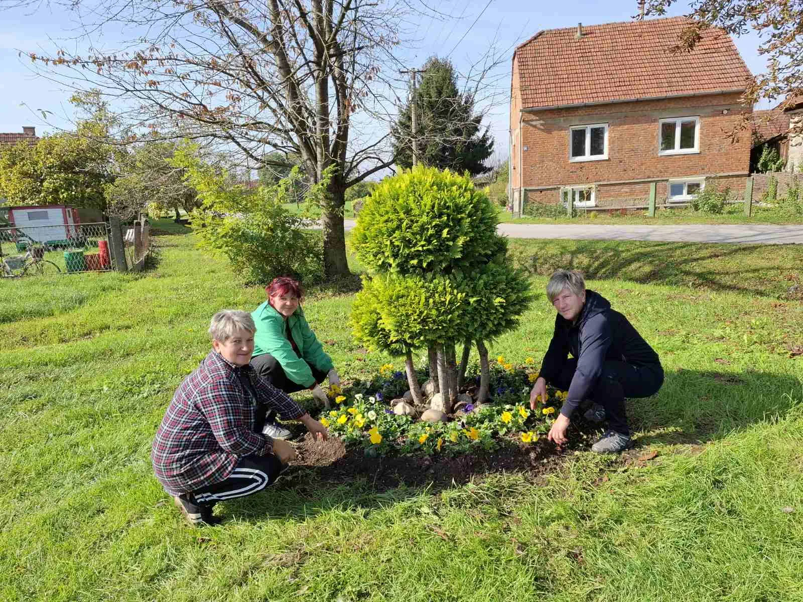 Udruga žena Črečan uspješno uredila okoliš oko kapelice u sklopu projekta ‘Zelena agenda’ (17) Udruga žena Črečan uspješno uredila okoliš oko kapelice u sklopu projekta ‘Zelena agenda’ (17)