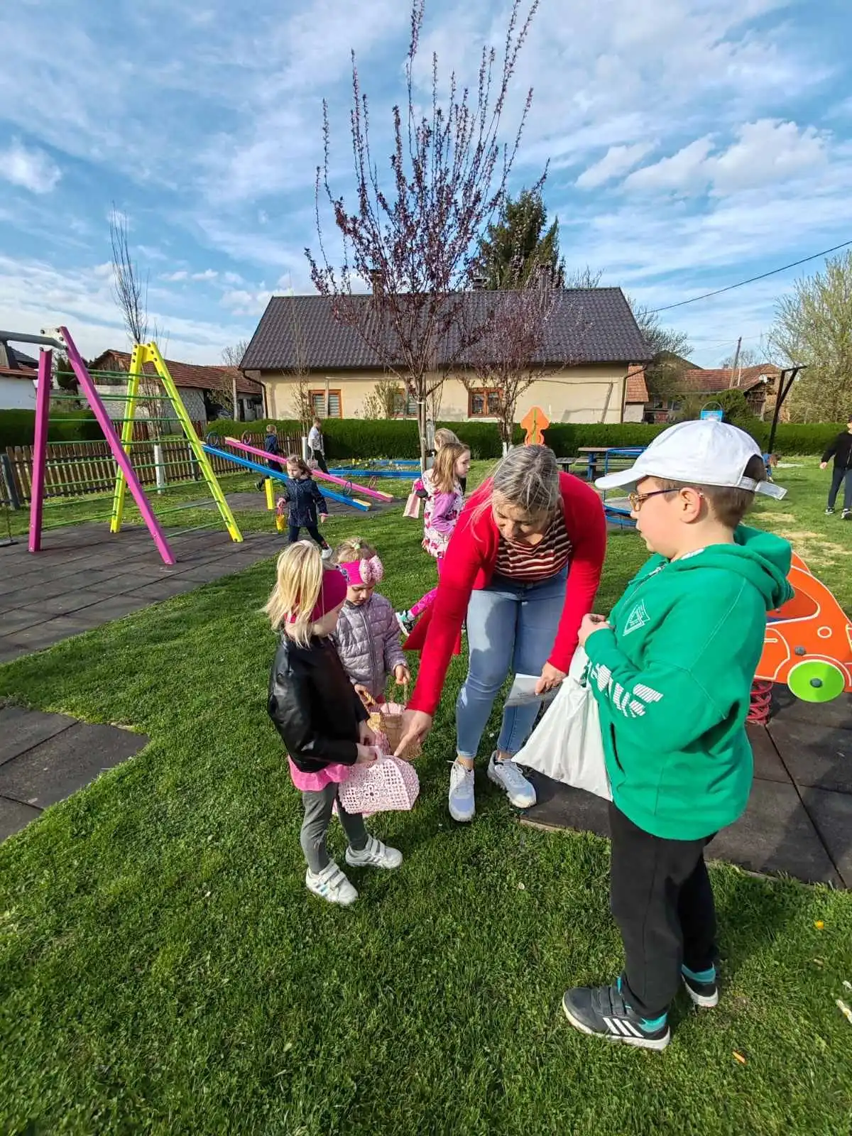 Udruga žena Krištanovec – uredile Seoski trg 2024 (7) Udruga žena Krištanovec – uredile Seoski trg 2024 (7)