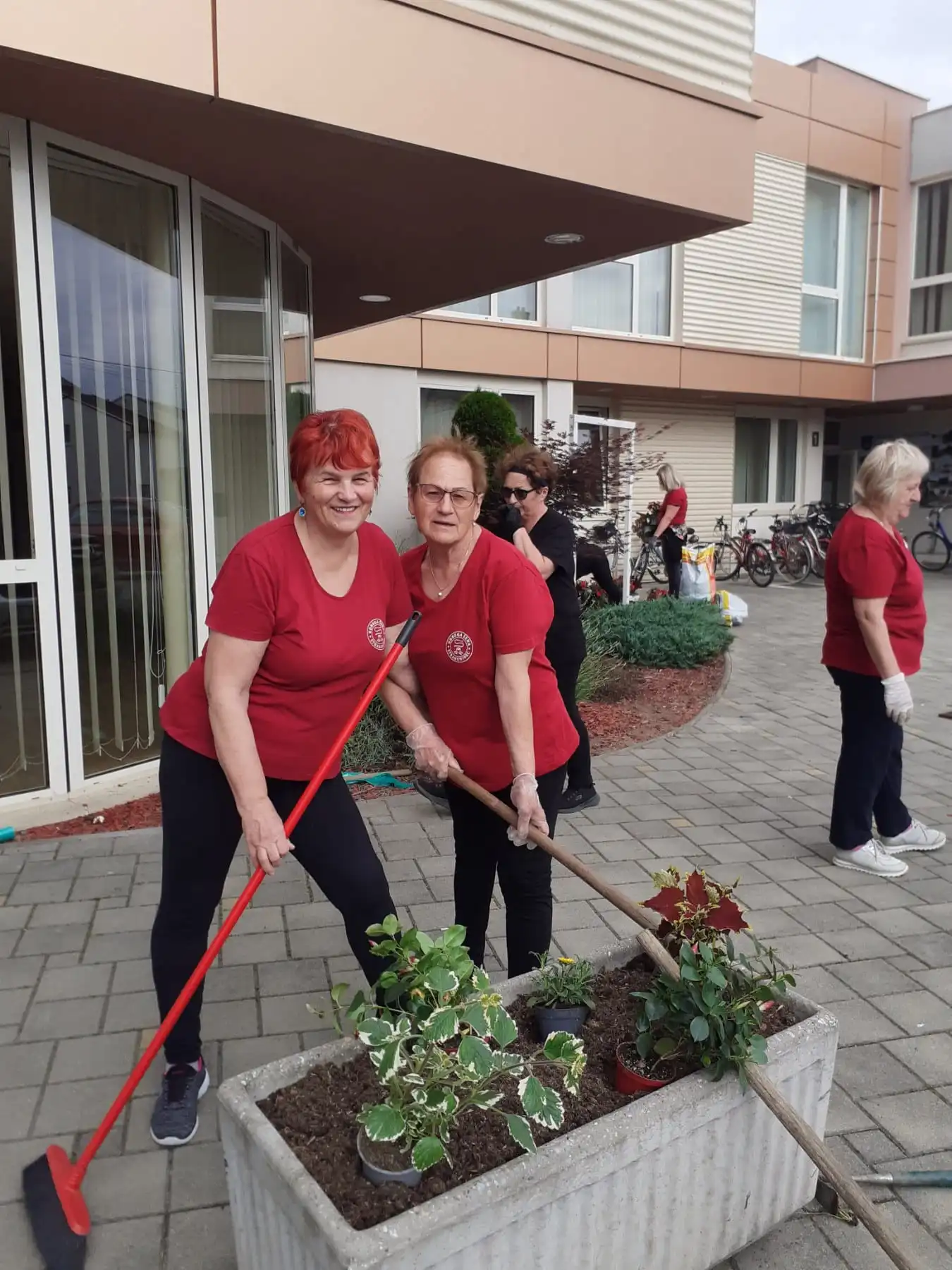 Udruga žena Strahoninec – proljetno uređivanje općine (11)