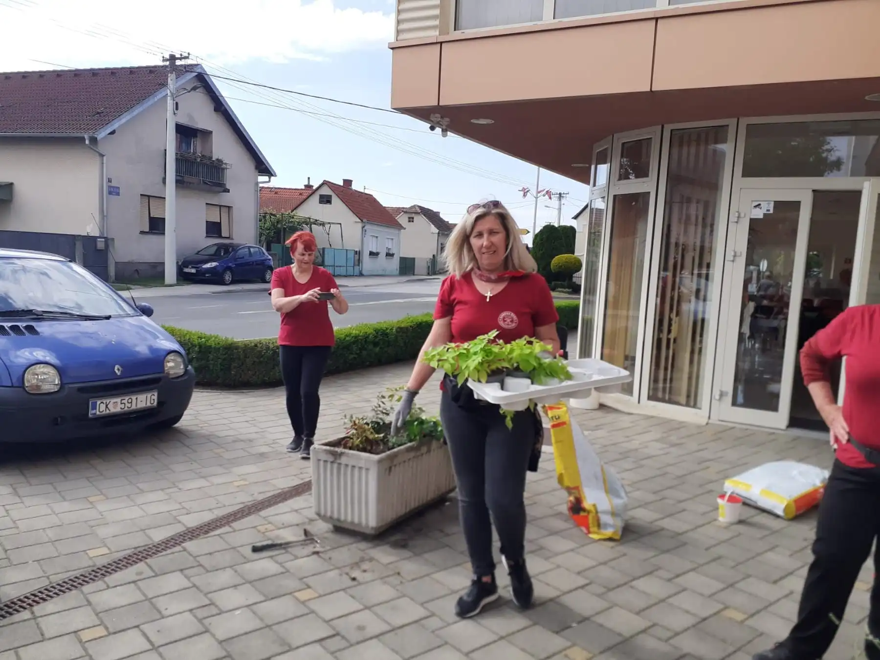 Udruga žena Strahoninec – proljetno uređivanje općine (6)