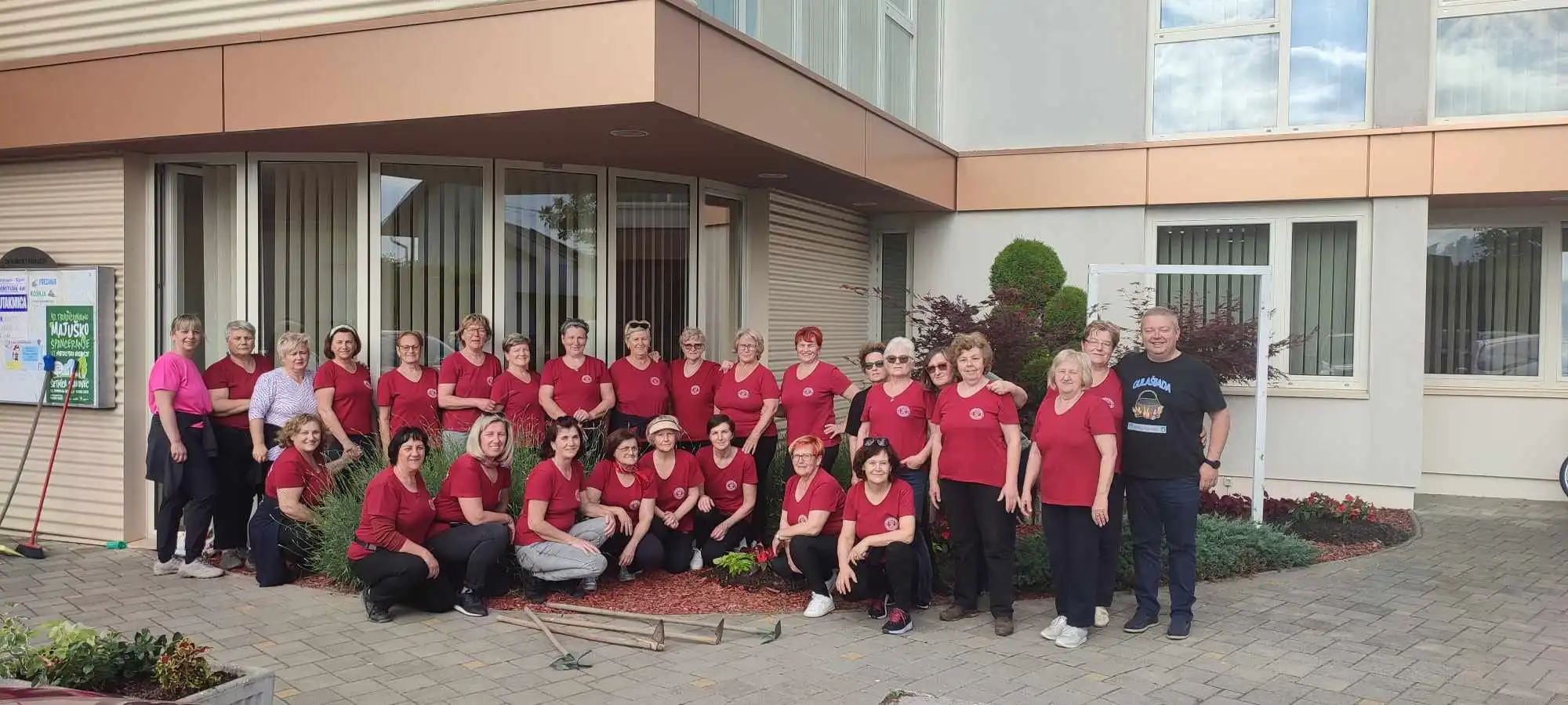 Udruga žena Strahoninec – proljetno uređivanje općine (7)