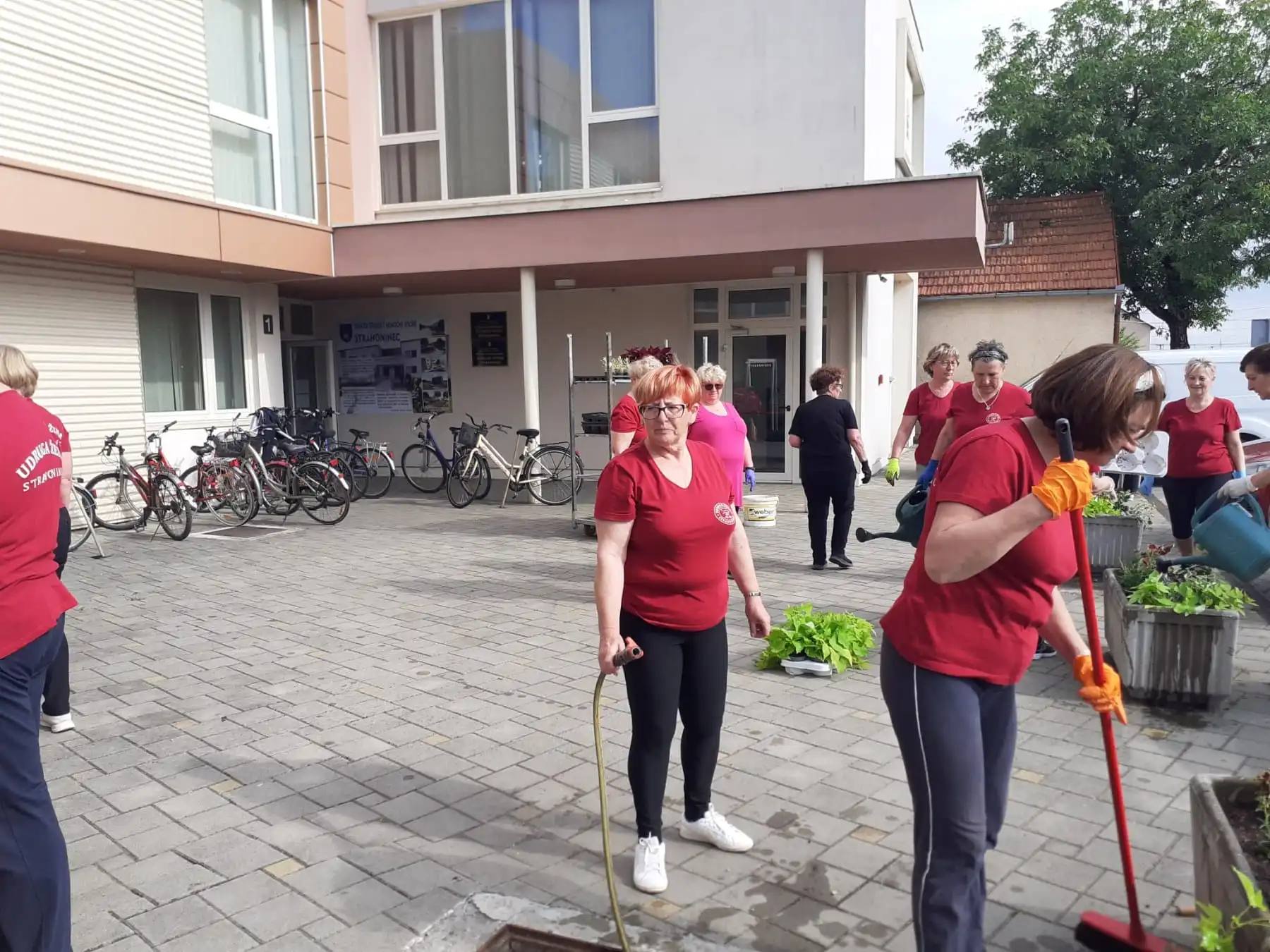 Udruga žena Strahoninec – proljetno uređivanje općine (8)