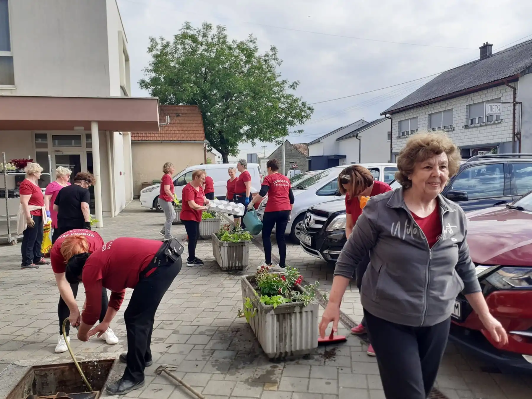 Udruga žena Strahoninec – proljetno uređivanje općine (9)