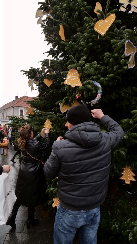 Ukras, radost ponesi franjevački trg advent 2025 (30)