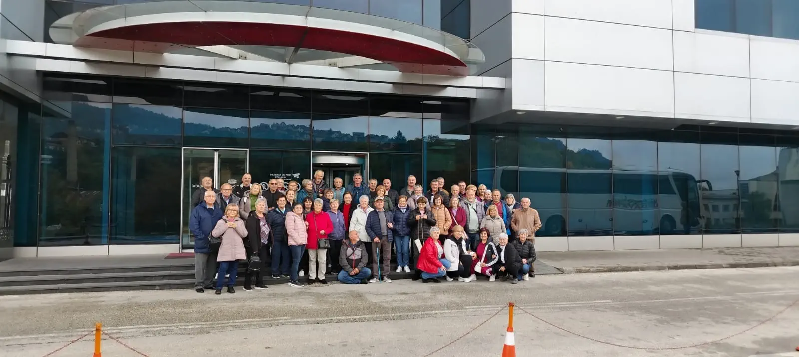 Umirovljenici Svetog Jurja na Bregu posjetili Sarajevo (1) Umirovljenici Svetog Jurja na Bregu posjetili Sarajevo (1)