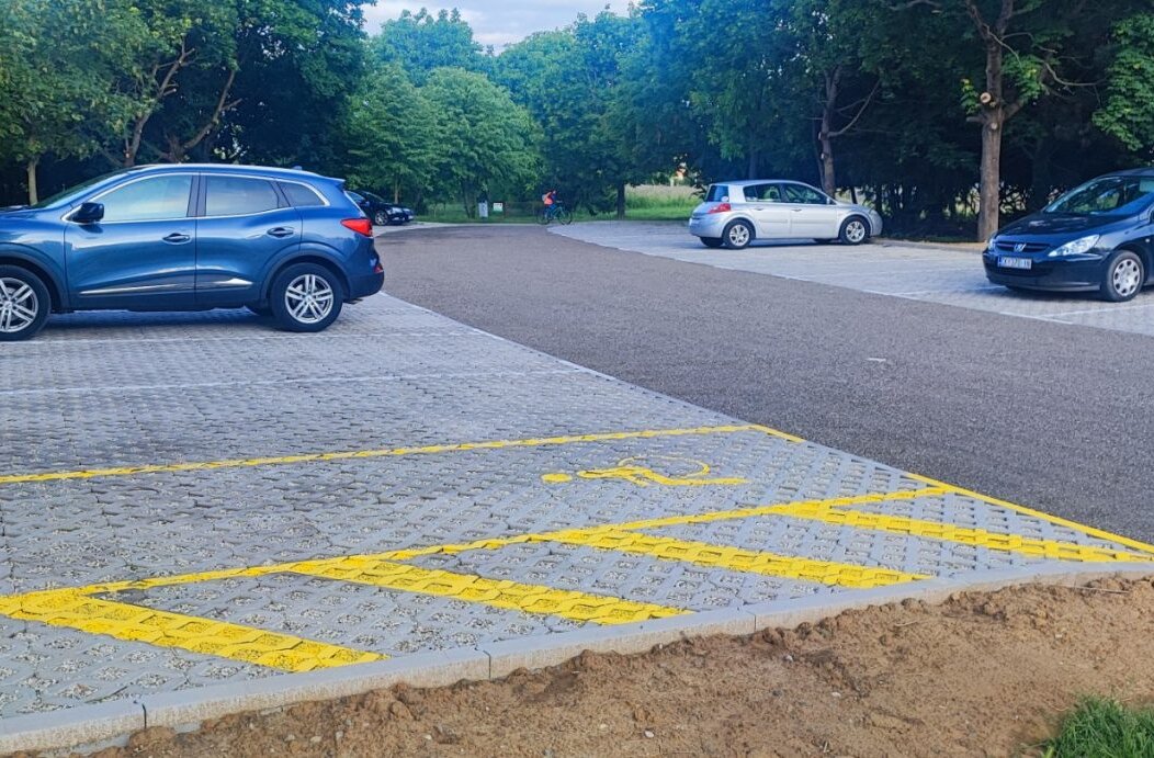 Uređeno parkiralište kod željezničke postaje Buzovec (1)