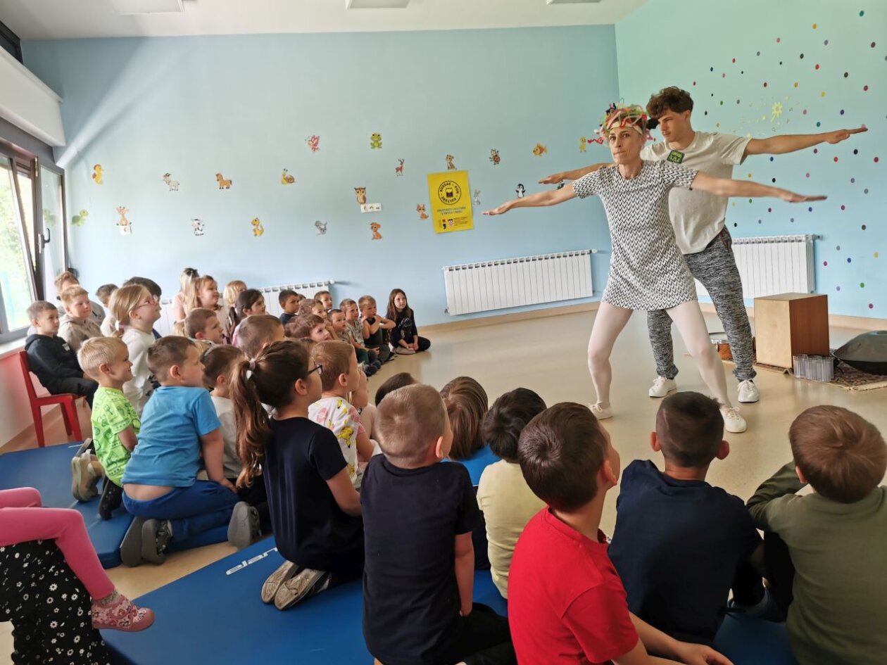 VATROGASNA AVANUTRA Kotoripski vrtićarci upoznali opremu i navalno vozilo (1) VATROGASNA AVANUTRA Kotoripski vrtićarci upoznali opremu i navalno vozilo (1)