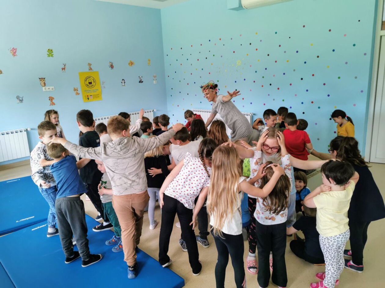 VATROGASNA AVANUTRA Kotoripski vrtićarci upoznali opremu i navalno vozilo (2) VATROGASNA AVANUTRA Kotoripski vrtićarci upoznali opremu i navalno vozilo (2)