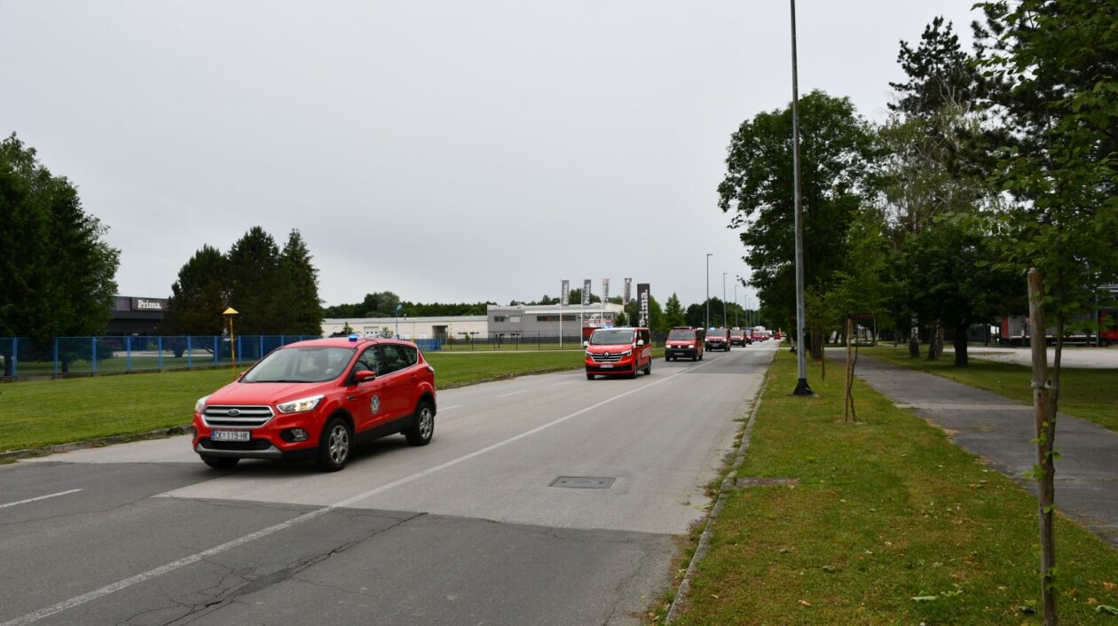 VATROGASNI DEFILE Ulicama Čakovca odjekuju sirene – vatrogasci u mimohodu (1)