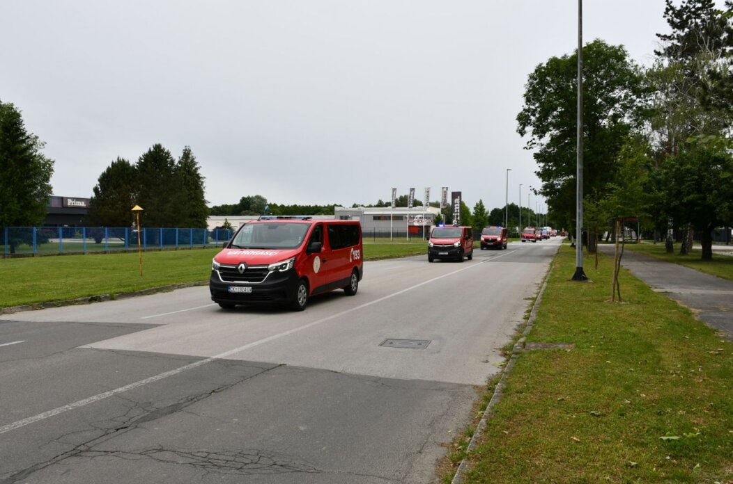VATROGASNI DEFILE Ulicama Čakovca odjekuju sirene – vatrogasci u mimohodu (11)