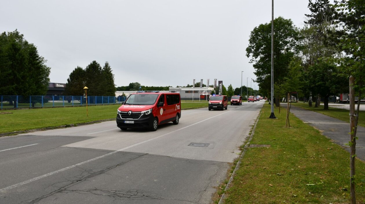 VATROGASNI DEFILE Ulicama Čakovca odjekuju sirene – vatrogasci u mimohodu (11)