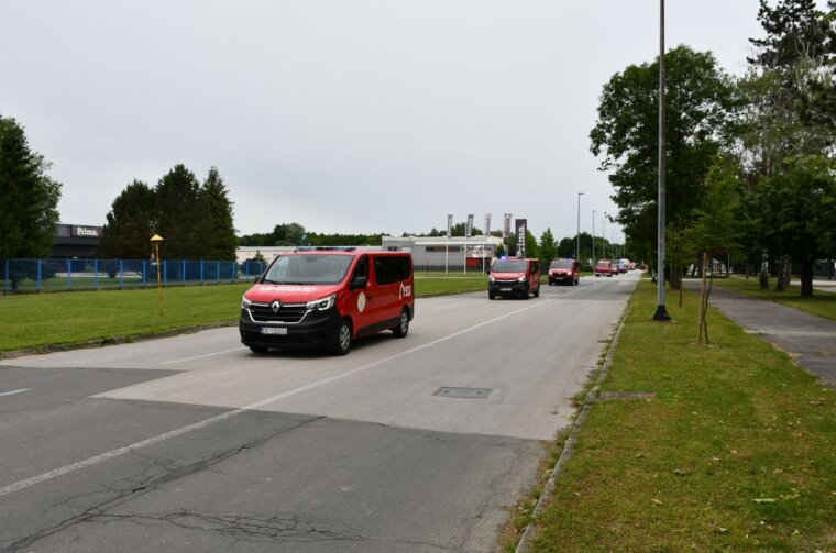 VATROGASNI DEFILE Ulicama Čakovca odjekuju sirene – vatrogasci u mimohodu (11)