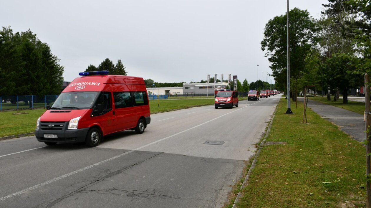 VATROGASNI DEFILE Ulicama Čakovca odjekuju sirene – vatrogasci u mimohodu (15)