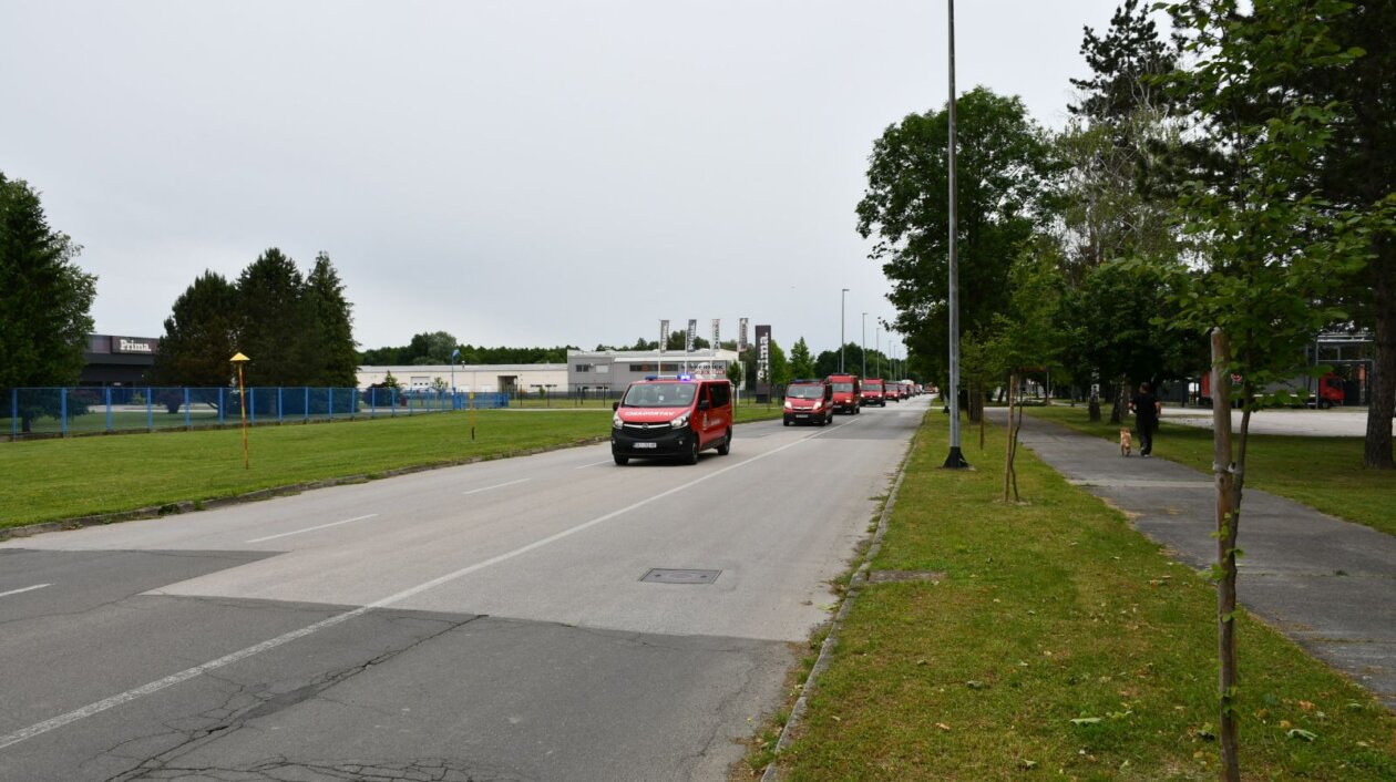 VATROGASNI DEFILE Ulicama Čakovca odjekuju sirene – vatrogasci u mimohodu (16)