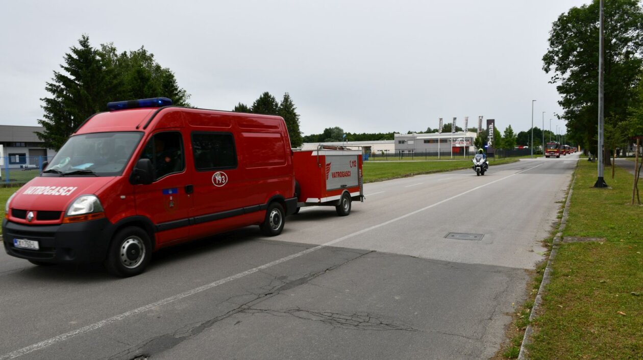 VATROGASNI DEFILE Ulicama Čakovca odjekuju sirene – vatrogasci u mimohodu (17)
