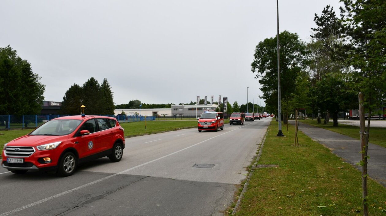 VATROGASNI DEFILE Ulicama Čakovca odjekuju sirene – vatrogasci u mimohodu (2)