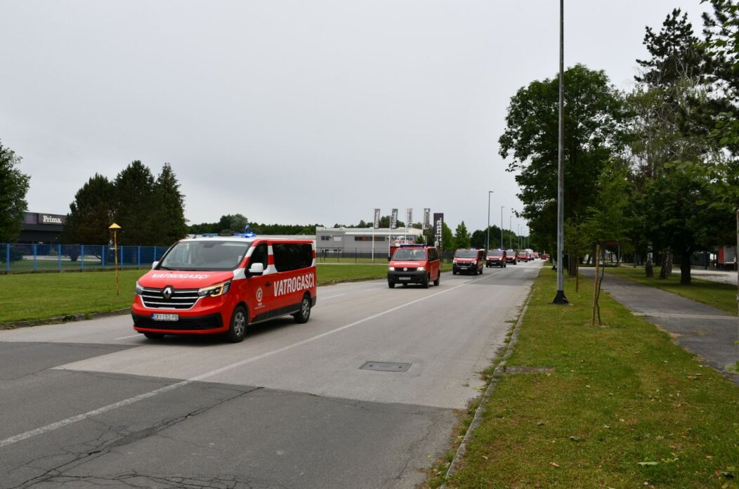VATROGASNI DEFILE Ulicama Čakovca odjekuju sirene – vatrogasci u mimohodu (3) VATROGASNI DEFILE Ulicama Čakovca odjekuju sirene – vatrogasci u mimohodu (3)
