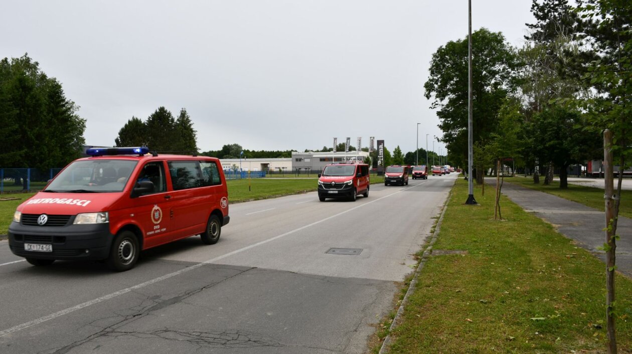 VATROGASNI DEFILE Ulicama Čakovca odjekuju sirene – vatrogasci u mimohodu (7)