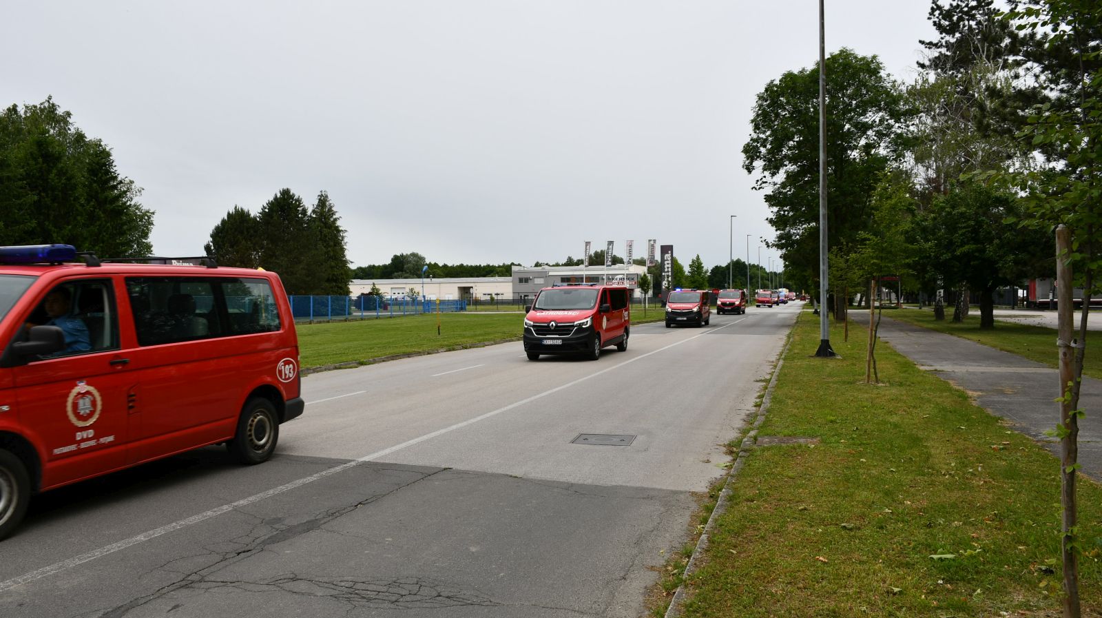 VATROGASNI DEFILE Ulicama Čakovca odjekuju sirene – vatrogasci u mimohodu (8) VATROGASNI DEFILE Ulicama Čakovca odjekuju sirene – vatrogasci u mimohodu (8)