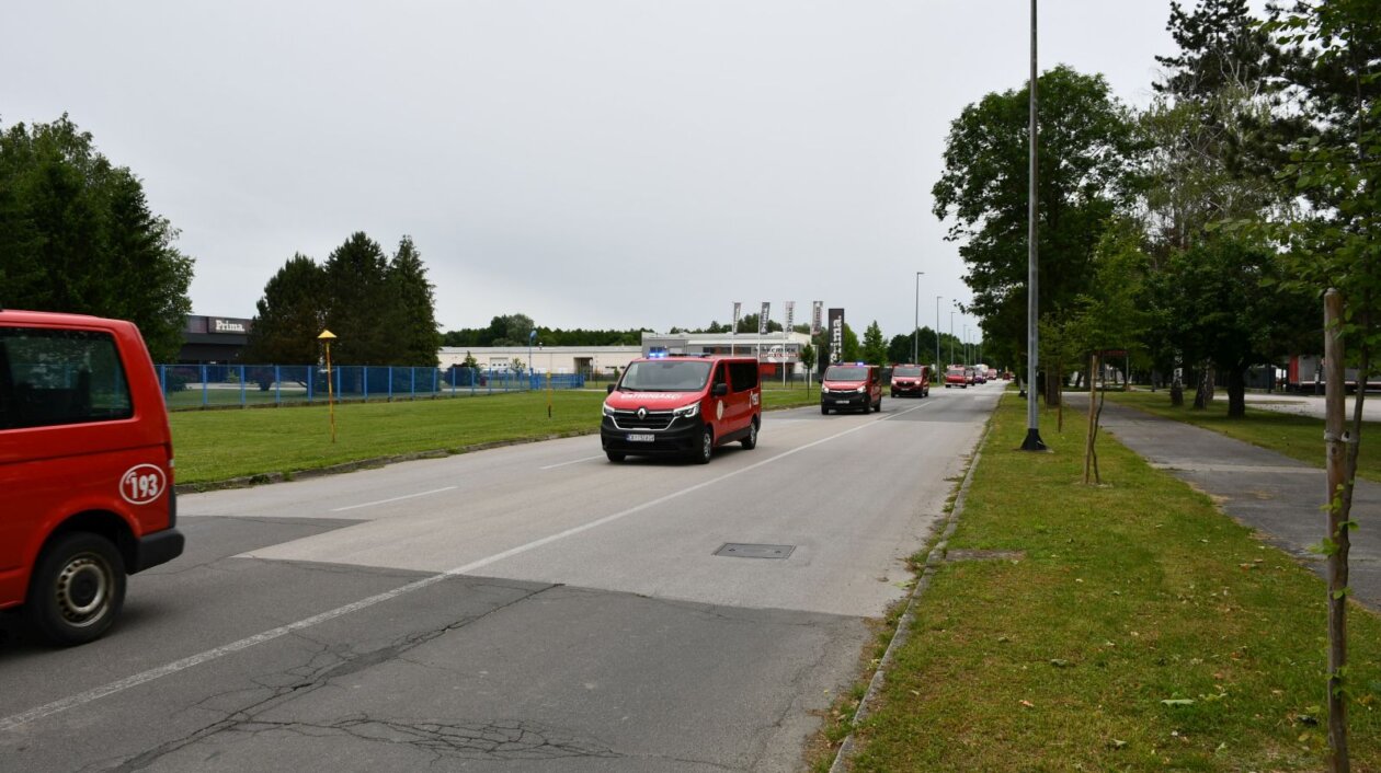 VATROGASNI DEFILE Ulicama Čakovca odjekuju sirene – vatrogasci u mimohodu (9)