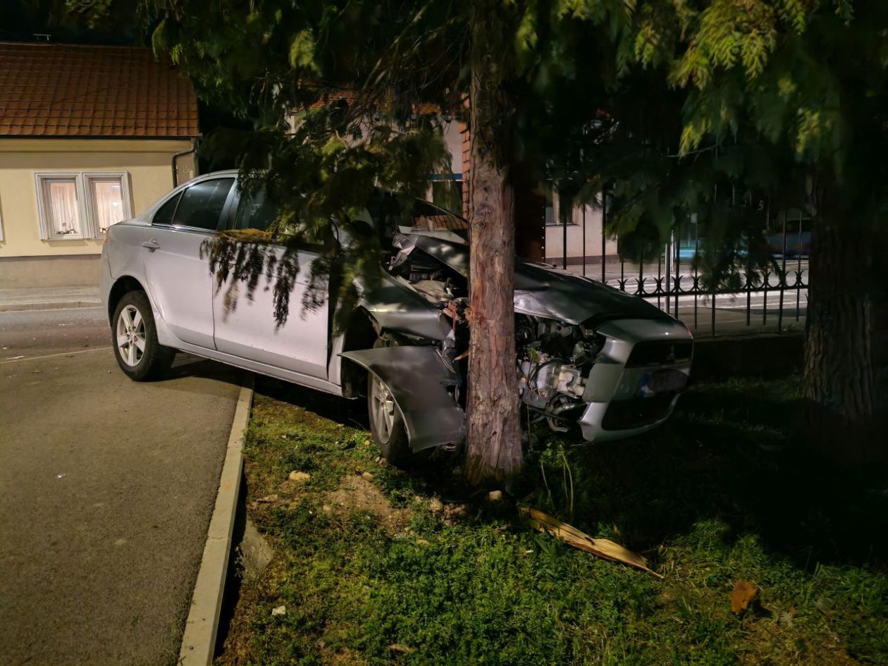 VEČERNJA PROMETNA Sudar kod veleučilišta u Čakovcu, automobil završio u drvu (1) VEČERNJA PROMETNA Sudar kod veleučilišta u Čakovcu, automobil završio u drvu (1)