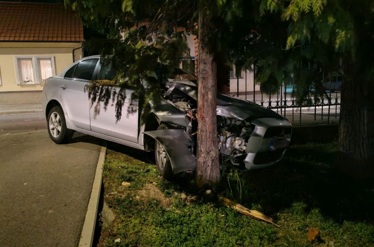 VEČERNJA PROMETNA Sudar kod veleučilišta u Čakovcu, automobil završio u drvu (1) VEČERNJA PROMETNA Sudar kod veleučilišta u Čakovcu, automobil završio u drvu (1)