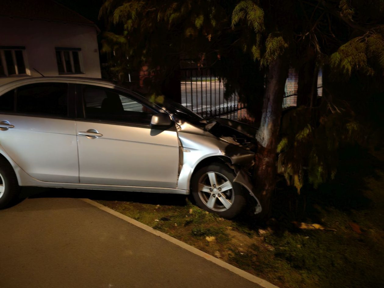 VEČERNJA PROMETNA Sudar kod veleučilišta u Čakovcu, automobil završio u drvu (2) VEČERNJA PROMETNA Sudar kod veleučilišta u Čakovcu, automobil završio u drvu (2)