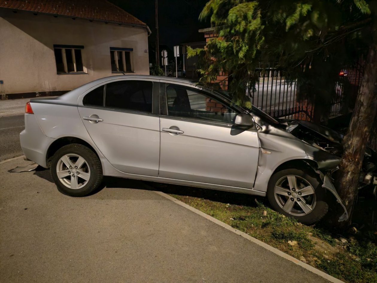 VEČERNJA PROMETNA Sudar kod veleučilišta u Čakovcu, automobil završio u drvu (3) VEČERNJA PROMETNA Sudar kod veleučilišta u Čakovcu, automobil završio u drvu (3)