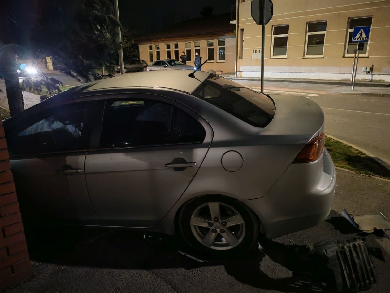 VEČERNJA PROMETNA Sudar kod veleučilišta u Čakovcu, automobil završio u drvu (4) VEČERNJA PROMETNA Sudar kod veleučilišta u Čakovcu, automobil završio u drvu (4)