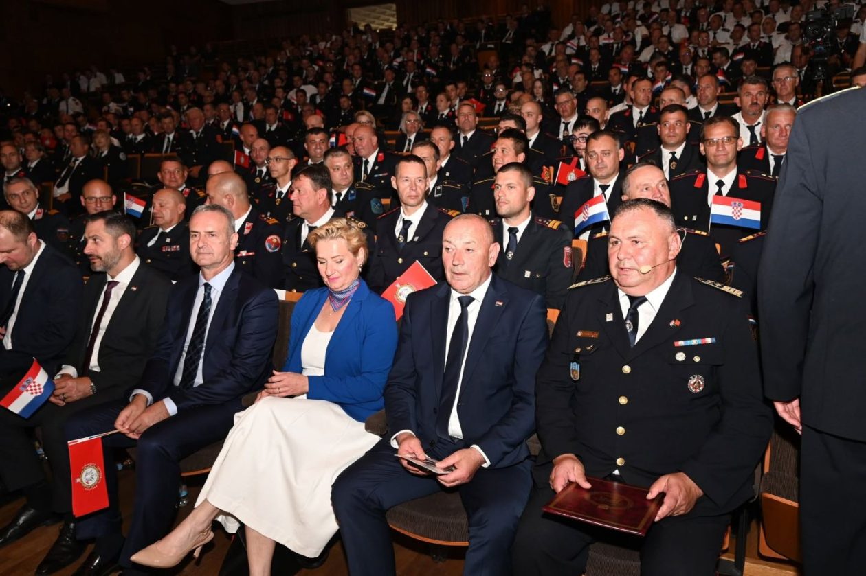 VELIKI JUBILEJ Međimurski vatrogasci na svečanosti 150. obljetnice Hrvatske vatrogasne zajednice u Lisinskom (9) VELIKI JUBILEJ Međimurski vatrogasci na svečanosti 150. obljetnice Hrvatske vatrogasne zajednice u Lisinskom (9)