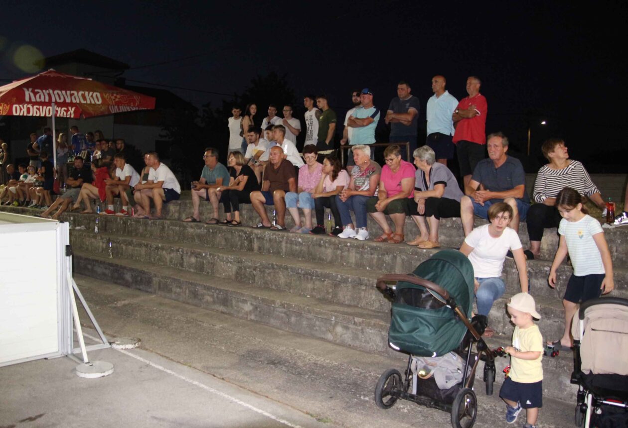 VELIKI TURNIR Atmosfera na 3. Čovec KUP-u podsjetila na prava malonogometna vremena (12)