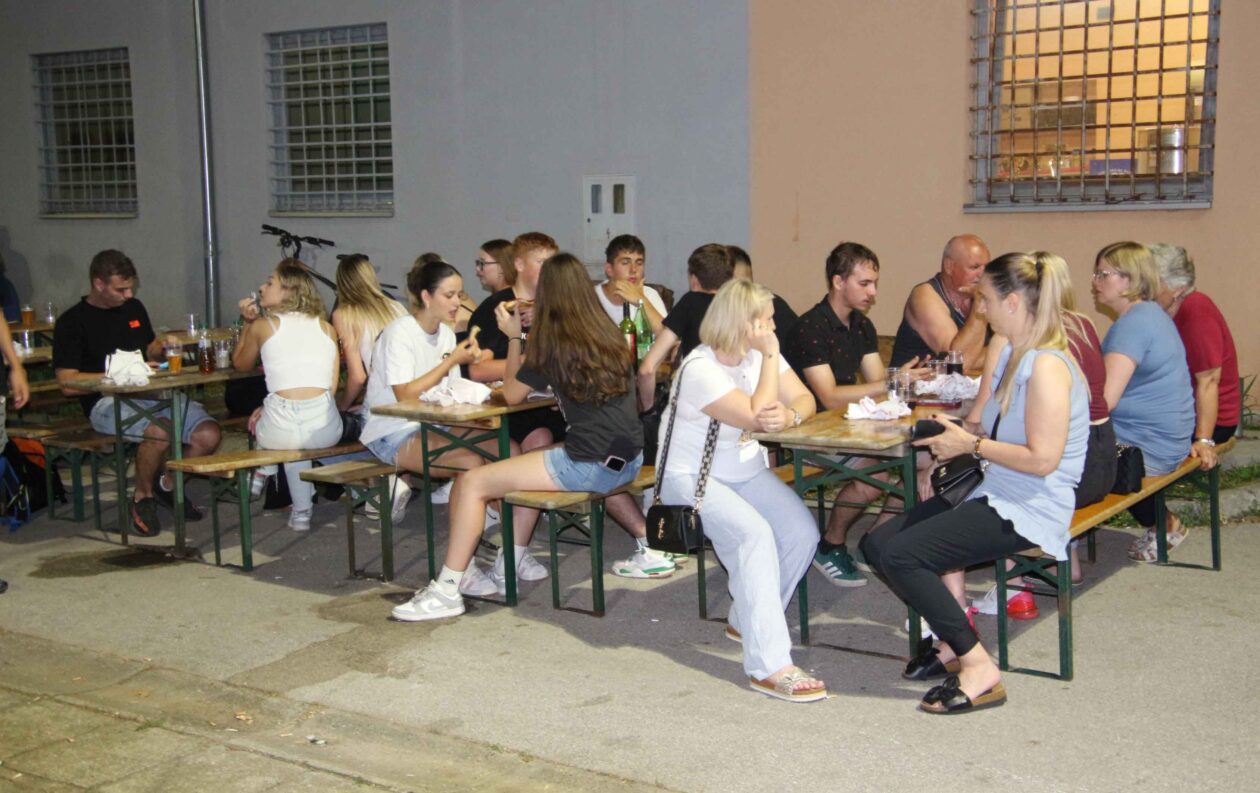 VELIKI TURNIR Atmosfera na 3. Čovec KUP-u podsjetila na prava malonogometna vremena (14)