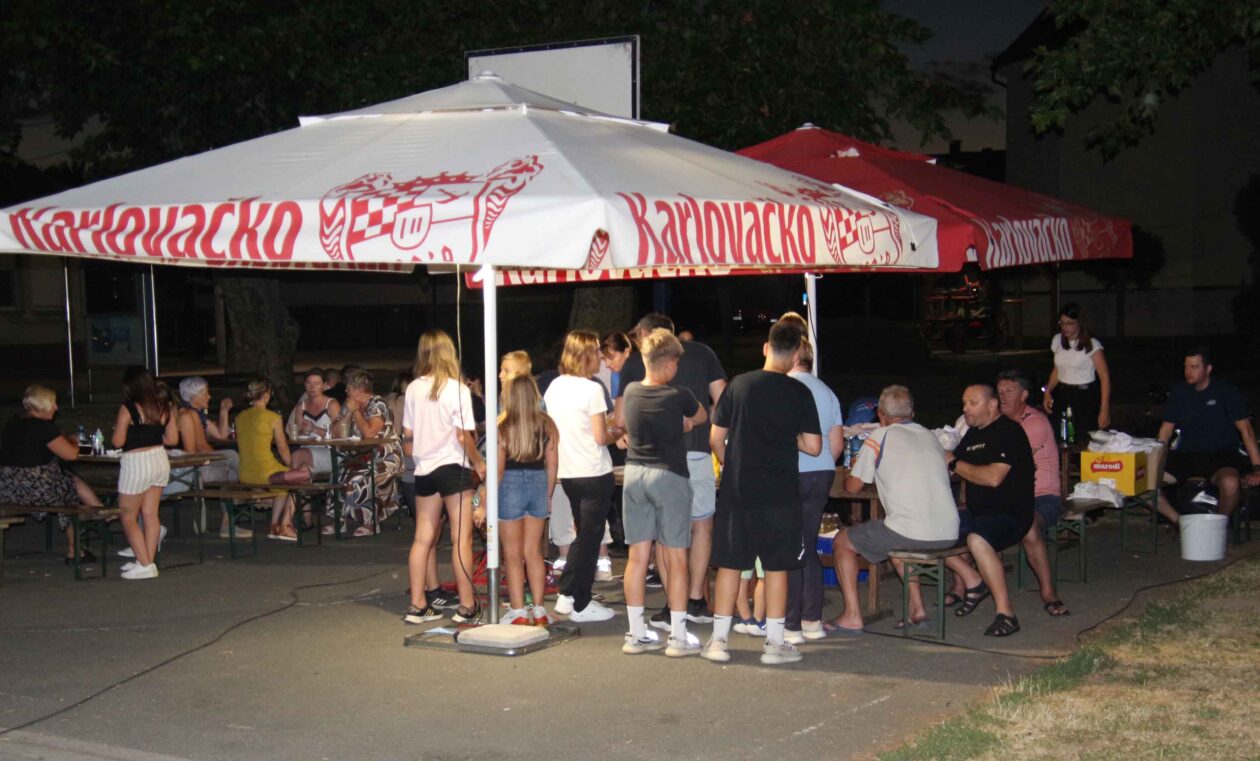 VELIKI TURNIR Atmosfera na 3. Čovec KUP-u podsjetila na prava malonogometna vremena (15)