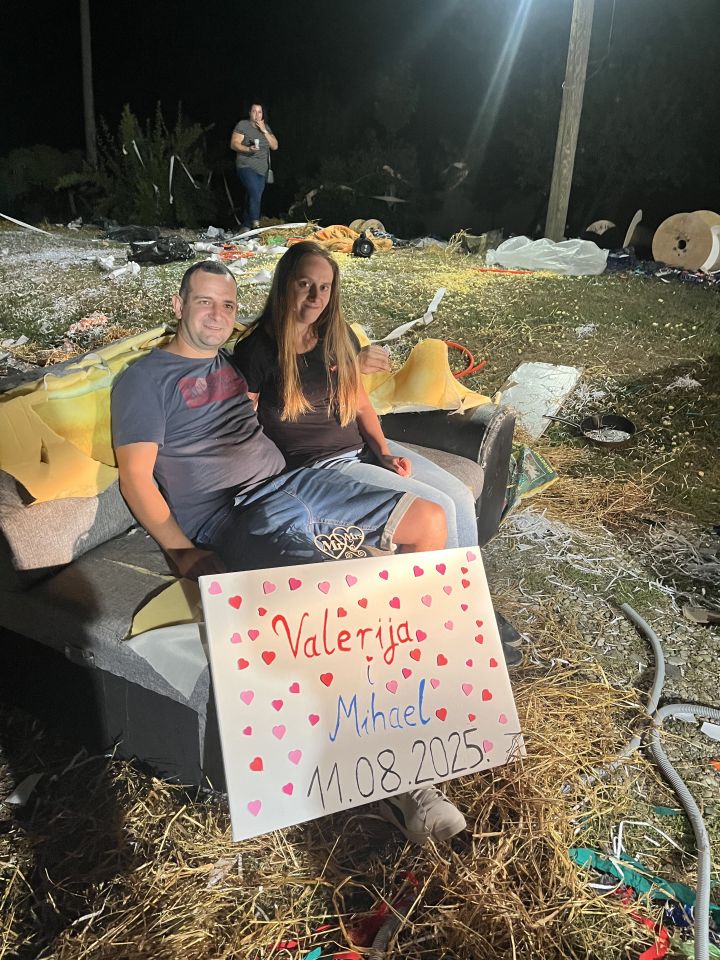 VELIKO SLAVLJE Nakon potepanja, Valerija Luthar i Mihael Medved proslavili zaruke (2) VELIKO SLAVLJE Nakon potepanja, Valerija Luthar i Mihael Medved proslavili zaruke (2)