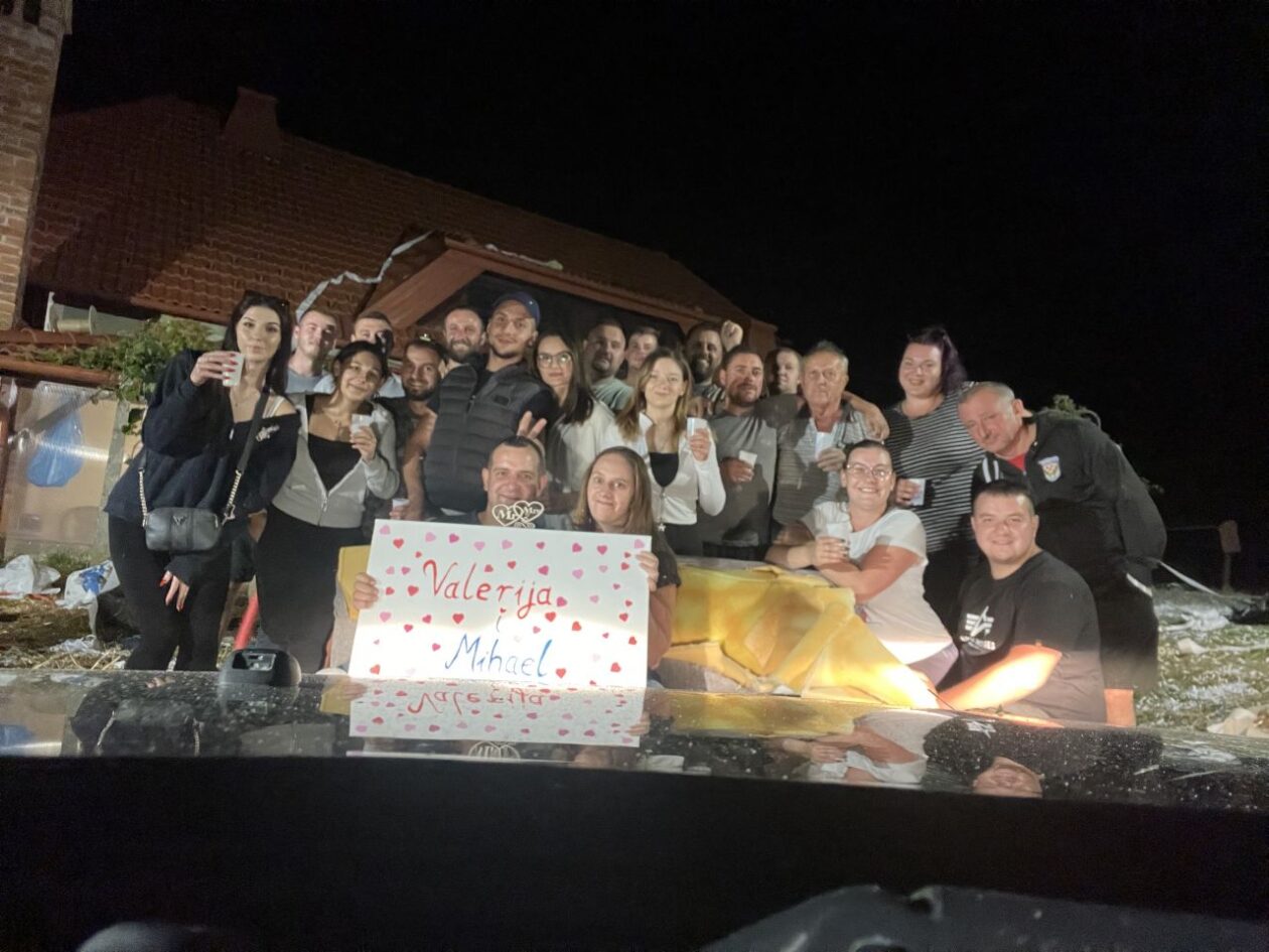 VELIKO SLAVLJE Nakon potepanja, Valerija Luthar i Mihael Medved proslavili zaruke (5)