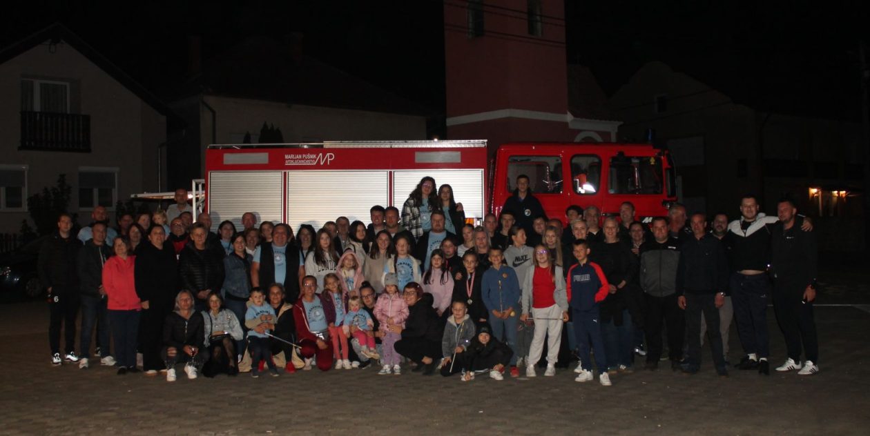 VELIKO SLAVLJE U GARDINOVCU Emotivni doček vatrogasaca nakon sjajnog nastupa u Novalji! (10) VELIKO SLAVLJE U GARDINOVCU Emotivni doček vatrogasaca nakon sjajnog nastupa u Novalji! (10)