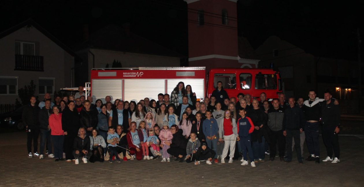 VELIKO SLAVLJE U GARDINOVCU Emotivni doček vatrogasaca nakon sjajnog nastupa u Novalji! (11) VELIKO SLAVLJE U GARDINOVCU Emotivni doček vatrogasaca nakon sjajnog nastupa u Novalji! (11)