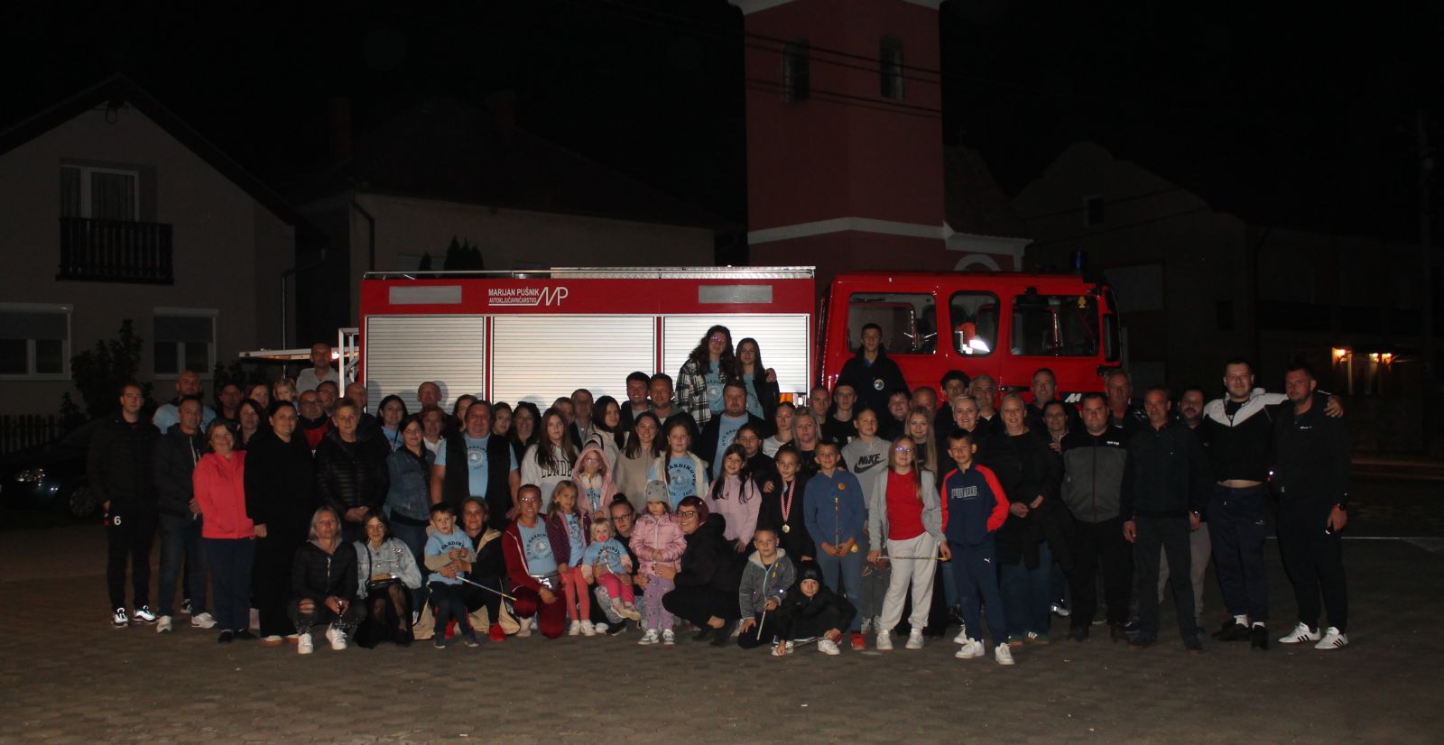 VELIKO SLAVLJE U GARDINOVCU Emotivni doček vatrogasaca nakon sjajnog nastupa u Novalji! (11)